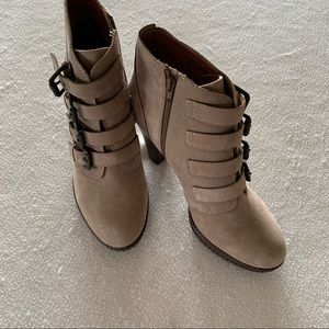 NWOT Sofft Ankle Boots